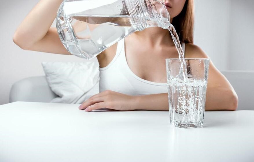 Το άφθονο ποτό βοηθά στη θεραπεία της κυστίτιδας